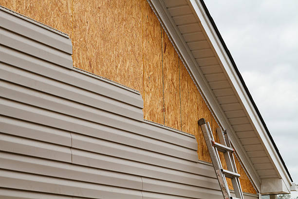 Professional Vinyl Siding technician working in Batesburg, SC